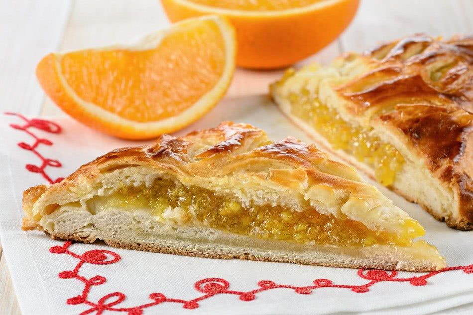 Слоеное тесто апельсин. Монастырская кухня лимонный пирог. Пирог с апельсинами. Пирог с лимоном и апельсином. Пирог с апельсиновым джемом.